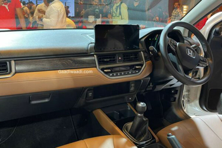 Bên trong cabin, Honda Elevate sở hữu không gian nội thất 2 hàng ghế với 5 chỗ ngồi. Nội thất xe được bọc da phối 2 màu tương phản khá bắt mắt. Các trang bị nổi bật của xe như hệ thống thông tin giải trí với màn hình cảm ứng cỡ lớn 10,25 inch, cụm đồng hồ đo kỹ thuật số 7 inch, hỗ trợ kết nối Android Auto và Apple CarPlay không dây,...