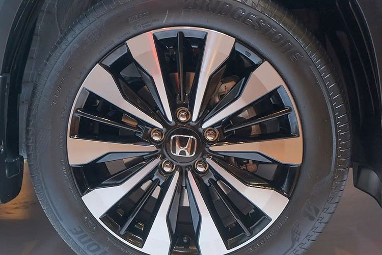 Ngoài ra, Honda Elevate 2023 còn có chiều cao gầm lên đến 220 mm, nhỉnh hơn 30 mm so với Hyundai Creta. Hãng Honda khẳng định đây là mẫu xe có chiều cao gầm lớn nhất trong phân khúc SUV cỡ B tại Ấn Độ.