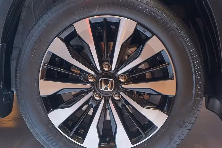 Ngoài ra, Honda Elevate 2023 còn có chiều cao gầm lên đến 220 mm, nhỉnh hơn 30 mm so với Hyundai Creta. Hãng Honda khẳng định đây là mẫu xe có chiều cao gầm lớn nhất trong phân khúc SUV cỡ B tại Ấn Độ.