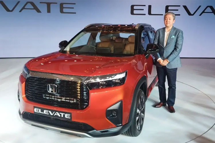 Honda đã chính thức trình làng mẫu SUV nhỏ gọn Elevate hoàn toàn mới. Xe sẽ được bán ra tại Ấn Độ trước tiên rồi đến các thị trường nước ngoài khác. Honda Elevate 2023 mới sẽ cạnh tranh với những chiếc SUV cỡ nhỏ bán chạy nhất như Hyundai Creta, Maruti Suzuki Grand Vitara, Kia Seltos, Skoda Kushaq, Volkswagen Taigun, MG Astor và Toyota Hyryder. 