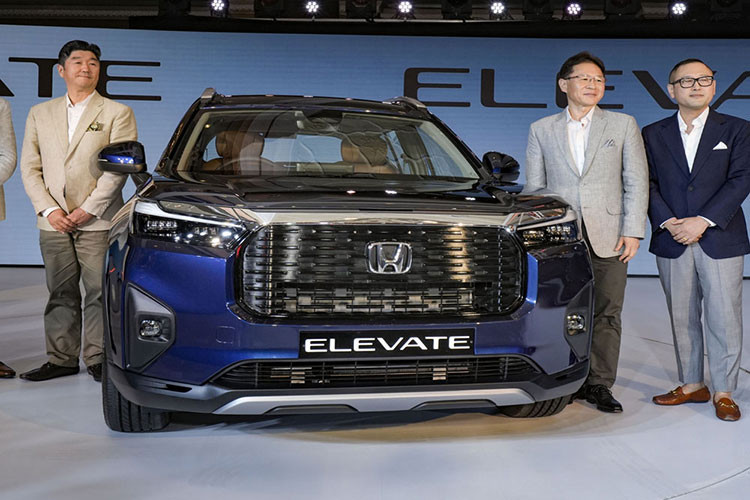 Về các trang bị an toàn, Honda Elevate cũng được trang bị hệ thống Honda Sensing, bao gồm Hệ thống phanh giảm thiểu va chạm, Hệ thống hỗ trợ giữ làn đường, Đèn pha tự động, Hệ thống giảm thiểu chệch làn đường, Kiểm soát hành trình thích ứng, Thông báo xe phía trước khởi hành... Mức giá xe Honda Elevate 2023 hiện chưa được công bố.