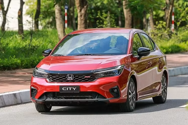  Honda City: 743 chiếc Giữ nguyên vị trí thứ 6, Honda City bán ra 743 chiếc trong tháng 2, tăng 30,8% so với tháng trước và tăng 16,1% so với tháng 2/2024. Doanh số luỹ kế của City trong năm 2025 là 1.311 chiếc, tăng 16,9% so với cùng kỳ năm trước.