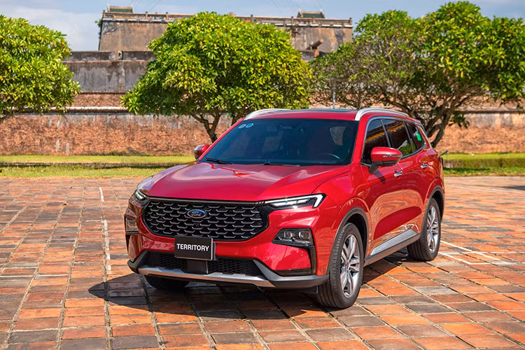  Ford Territory: 464 chiếc Ford Territory đã giảm 3 bậc trong top 10, xuống vị trí thứ 7. Lượng bán ra của Territory trong tháng 2 vừa qua đạt 464 chiếc, giảm 33,7% so với tháng trước nhưng tăng mạnh 111% so với tháng 2/2024. Tổng cộng 2 tháng đầu năm, có 1.164 chiếc Territory được Ford Việt Nam bán ra thị trường, tăng 9% so với cùng kỳ. 