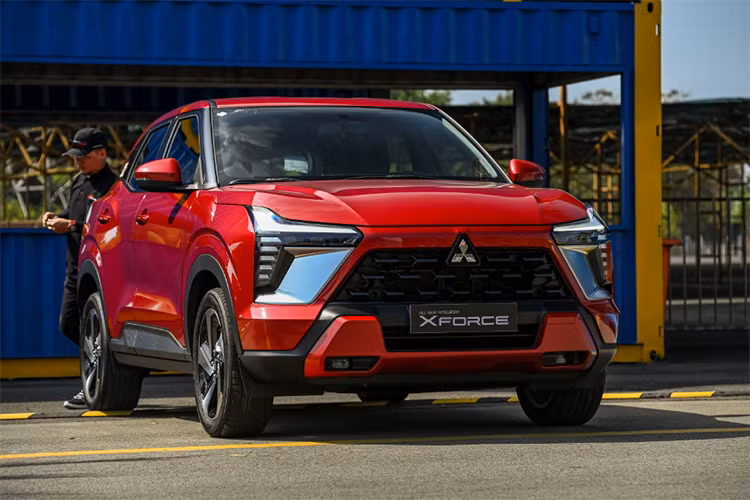  Mitsubishi Xforce: 433 chiếc Mitsubishi Xforce mặc dù xếp cuối trong top 10 xe sử dụng động cơ đốt trong bán chạy tháng 2 với 433 chiếc, giảm 21,5% so với tháng trước, nhưng lại bán chạy nhất phân khúc SUV cỡ B tại Việt Nam. Cộng dồn trong 2 tháng đầu năm, đã có 985 chiếc Xforce được bàn giao đến tay khách hàng. 