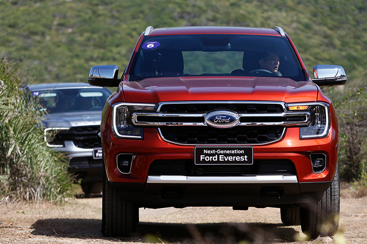  Ford Everest: 760 chiếc Ford Everest trở lại top 10 sau 1 tháng vắng bóng với 760 chiếc bán ra trong tháng 2, tăng 153% so với tháng trước và tăng 116% so với tháng 2/2024. Cộng dồn trong 2 tháng đầu năm 2025, tổng lượng bán ra của mẫu D-SUV này là 1.060 chiếc, giảm 7% so với cùng kỳ. 