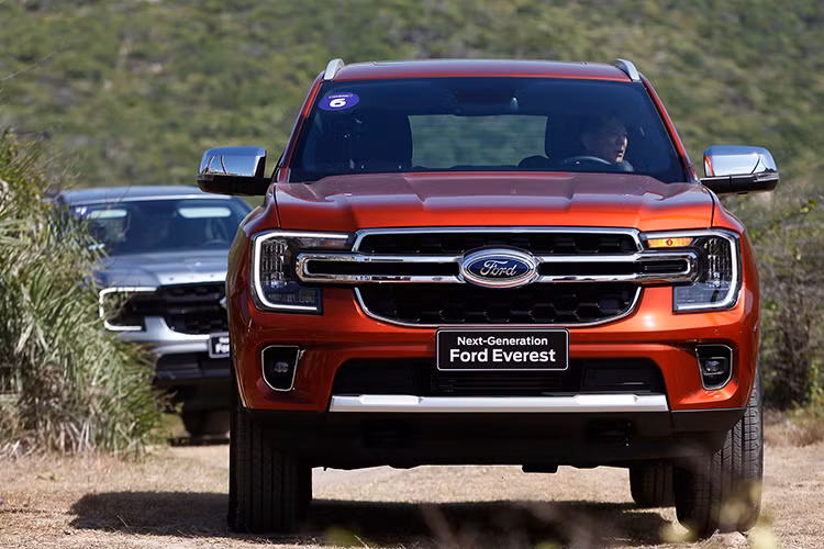  Ford Everest: 760 chiếc Ford Everest trở lại top 10 sau 1 tháng vắng bóng với 760 chiếc bán ra trong tháng 2, tăng 153% so với tháng trước và tăng 116% so với tháng 2/2024. Cộng dồn trong 2 tháng đầu năm 2025, tổng lượng bán ra của mẫu D-SUV này là 1.060 chiếc, giảm 7% so với cùng kỳ. 