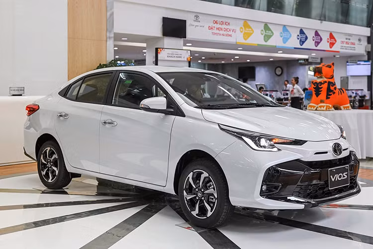  Toyota Vios: 754 chiếc Doanh số Toyota Vios trong tháng 2 là 754 chiếc, tăng tới 54% so với tháng 1 và tăng gấp 4,4 lần so với cùng kỳ năm 2024. Lượng bán ra này giúp Vios tăng liền 4 bậc, lên vị trí thứ 4 trong top 10. Doanh số cộng dồn của Vios trong năm 2025 là 1.244 chiếc, tăng 51% so với năm ngoái. 
