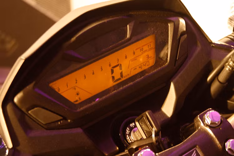 Xe sở hữu đồng hồ công tơ mét dạng kỹ thuật số với màn hình LCD hiển thị đầy đủ các chỉ sớ như; vòng tua máy, báo đo tốc độ, nhiên liệu, quãng đường, đèn báo... các nút bấm trên xe tiện dụng, ngay cả khi bạn là mới sử dụng cũng có thể điều khiển dễ dàng.