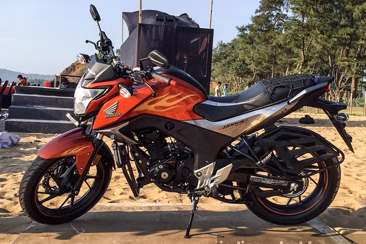 Theo Honda, động cơ của CB Hornet 160R mới đã đáp ứng tiêu chuẩn khí thải BSIV tại Ấn Độ. Chưa hết, nó còn nhẹ hơn trước với trọng lượng phiên bản tiêu chuẩn là 138 kg, giảm 2 kg. Con số tương ứng của phiên bản trang bị phanh CBS là 140 kg, cũng giảm 2 kg.