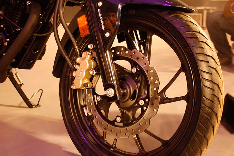 Kết cấu khung sườn của xe dạng ống lồng kim cương, bình xăng cỡ lớn 12 lít nhô cao đúng với phong cách thể thao đầy mạnh mẽ. CB Hornet 160R được chia thành 2 phiên bản là phanh tang trống sau và phanh đĩa trên cả 2 bánh. Đi kèm với đó là bộ lốp có kích thước 100/80-17 trước và 140/70-17 sau. Phuộc đôi trước dạng ống lồng.