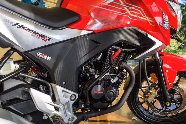 CB Hornet 160R 2017 sở hữu động cơ xy-lanh đơn, dung tích 162,71cc và hộp số 5 cấp. Động cơ tạo ra công suất tối đa 15,04 mã lực tại vòng tua máy 8.500 vòng/phút và mô-men xoắn cực đại 14,76Nm tại vòng tua máy 6.500 vòng/phút. So với phiên bản cũ, xe giảm 0,62 mã lực.