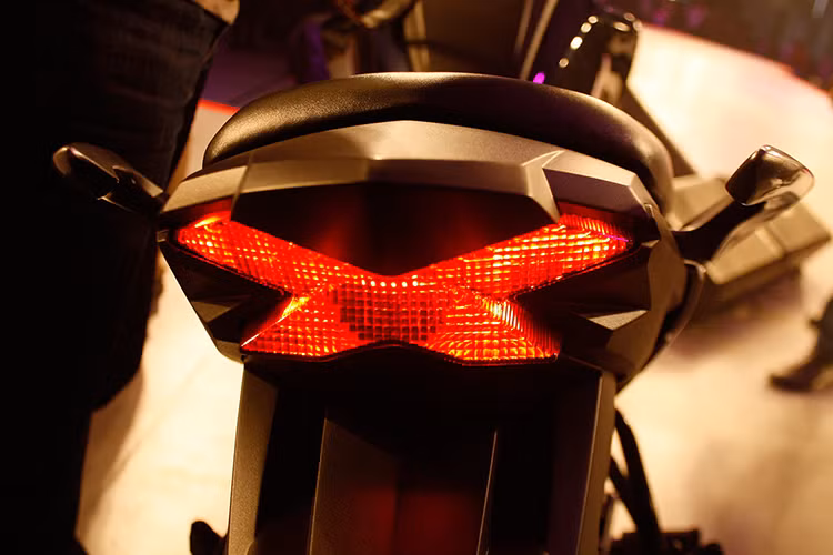 Đuôi xe thuôn dài với tay xách thể thao chia đôi được mạ xám. Yên xe dạng mềm giả da với phần người lái thấp, người ngồi sau nhô cao thiết kế thoải mái cho hai người sử dụng. Phía sau xe là một đèn hậu LED thiết kế hình chữ X vô cùng tinh quái, đi kèm cặp đôi xi nhan hạ thấp xuống đuôi