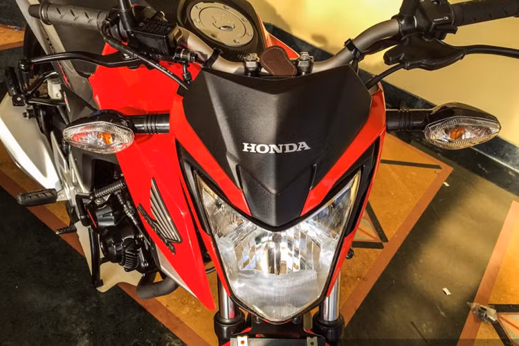 Phía trước đầu Hornet 160R nổi bật bởi bộ đèn pha halogen cùng đèn viền được thiết kế dạng led khá ấn tượng, cặp xi nhan trước đây lên cao mang phong cách naked-bike không thể lẫn vào đâu được của hãng xe máy Honda. Xe sở hữu khung bao rộng, tay cầm truyền thống.