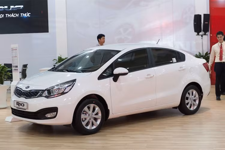 Tại thị trường Việt Nam, Kia Rio được nhập khẩu nguyên chiếc từ Hàn Quốc. Sử dụng động cơ 1.4l, hộp số tự động 4 cấp. Xe khá tiện nghi với đề thông minh, cửa sổ trời panaramic, tay lái trợ lực điện tích hợp các nút chức năng. Hệ thống âm thanh với CD, điện thoại rảnh tay. Đối thủ của Kia Rio là Toyota Vios , Honda City, Ford Fiesta, Hyundai Accent.