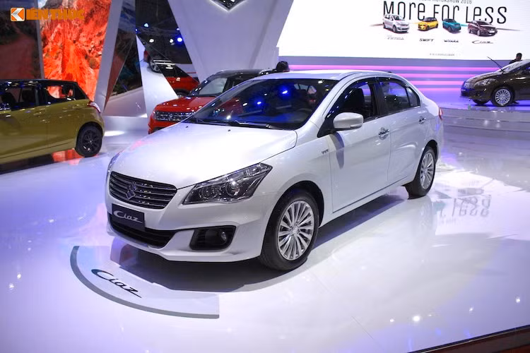 Nằm trong phân khúc sedan hạng B với các đối thủ Honda City hay Toyota Vios... Suzuki Ciaz là một mẫu xe giá rẻ từng được Suzuki tại Việt Nam kỳ vọng sẽ giúp hãng đạt doanh số cao trong phân khúc này. Tuy nhiên nhưng gì mẫu xe này đã và đang làm được đang theo chiều ngược lại.