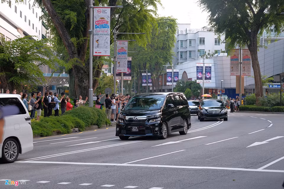 Đi ngay phía sau là mẫu Toyota Vellfire, thuộc thế hệ thứ 2 của dòng Alphard (AH20). Chiếc xe mang thiết kế khỏe khoắn và động cơ V6 3.5 lít, sản sinh công suất 296 mã lực và mô-men xoắn cực đại 353 Nm. Ảnh: Duy Tín.