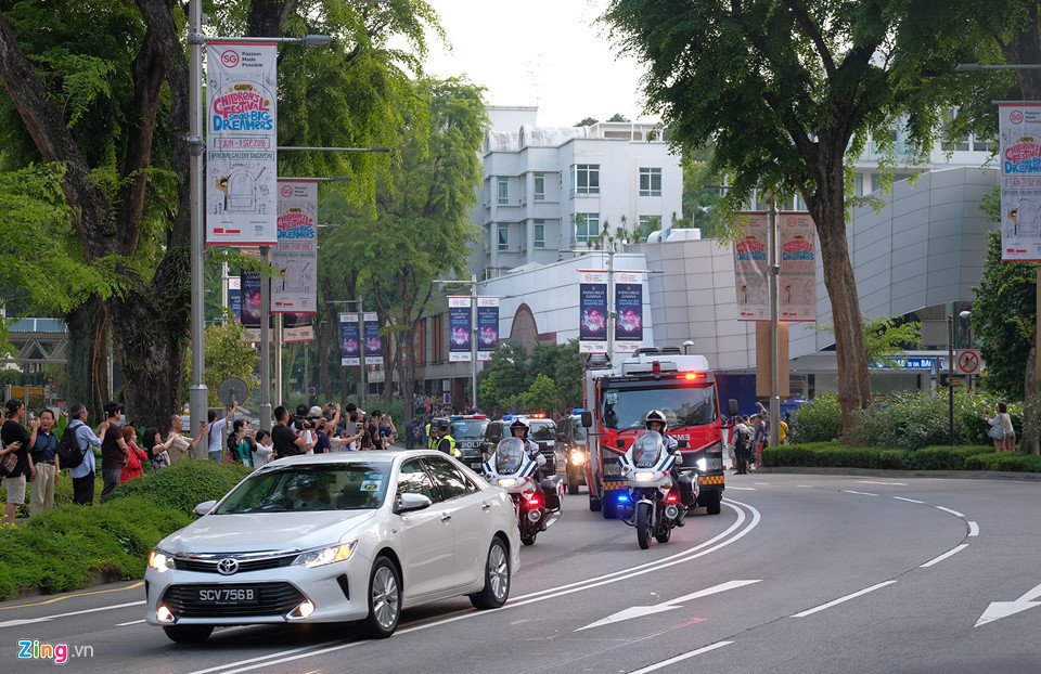 Đoàn xe của ông Kim Jong Un xuất hiện khá nhiều mẫu xe bình dân, chẳng hạn Nissan NV350 Urvan hay mẫu Toyota Camry thế hệ thứ 7 di chuyển gần cuối đoàn. Chiếc sedan bình dân này là mẫu xe phổ biến trên thế giới, nhưng sự xuất hiện trong một đoàn hộ tống nguyên thủ lần này khiến nó nhận nhiều sự chú ý và tò mò. Ảnh: Duy Tín.