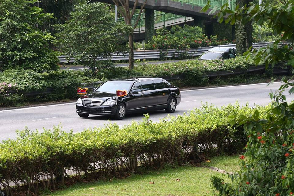 Chiếc siêu limousine của lãnh đạo Triều Tiên Kim Jong Un sử dụng là mẫu Mercedes S600 Pullman Guard. Chiếc xe này được thiết kế đặc biệt với khả năng chóng đạn, khung gầm siêu chắc chắn có thể chịu được sức công phá của mìn. Mercedes S600 Pullman Guard được chứng nhận đạt cấp độ bảo vệ VR6 và VR7. Ảnh: Straits Times.