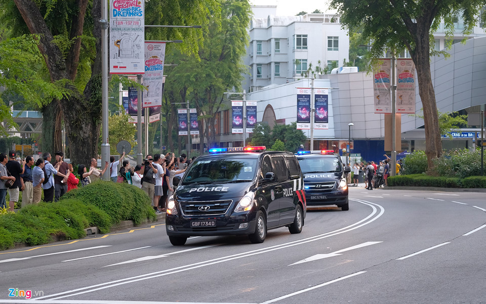 Hyundai Starex chạy cuối đoàn chở lực lượng cảnh sát, có nhiệm vụ bảo vệ và hộ tống ông Kim Jong Un tiến về Dinh Tổng thống Singapore. Đây là mẫu xe thuộc thế hệ thứ 2 của Starex, trang bị động cơ 2.5 lít đi kèm cùng hộp số sàn 6 cấp. Ảnh: Duy Tín.