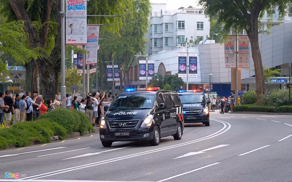 Hyundai Starex chạy cuối đoàn chở lực lượng cảnh sát, có nhiệm vụ bảo vệ và hộ tống ông Kim Jong Un tiến về Dinh Tổng thống Singapore. Đây là mẫu xe thuộc thế hệ thứ 2 của Starex, trang bị động cơ 2.5 lít đi kèm cùng hộp số sàn 6 cấp. Ảnh: Duy Tín.