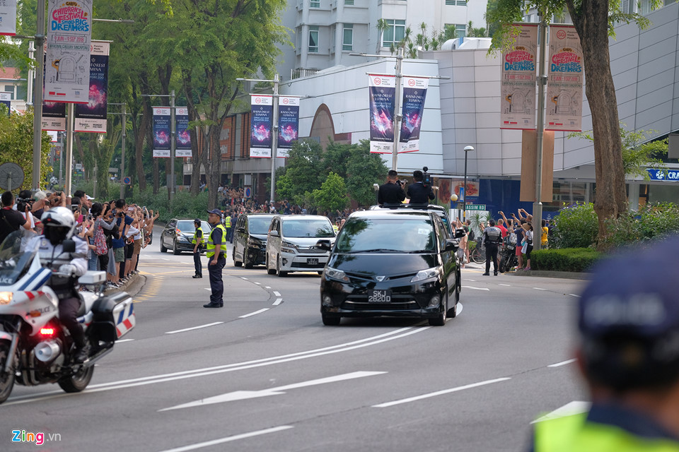 Dẫn đầu đoàn xe hộ tống lãnh đạo Triều Tiên Kim Jong Un trong quá trình di chuyển từ sân bay là chiếc Toyota Previa. Mẫu MPV này thuộc thế hệ thứ 3, sở hữu động cơ V6 3.5 lít, công suất 271 mã lực và mô-men xoắn 340 Nm. Ảnh: Duy Tín.