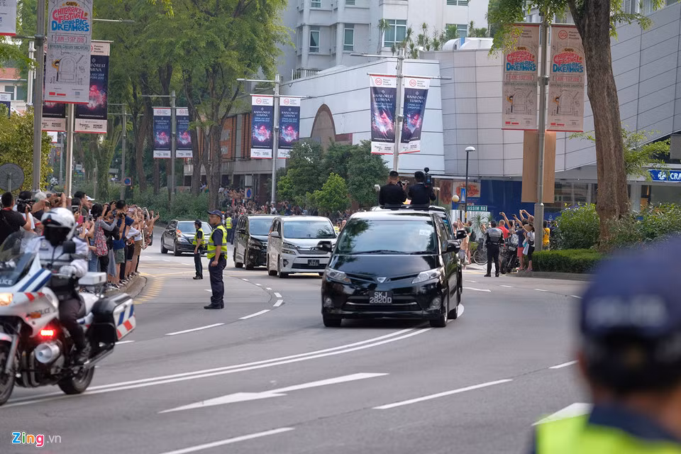 Dẫn đầu đoàn xe hộ tống lãnh đạo Triều Tiên Kim Jong Un trong quá trình di chuyển từ sân bay là chiếc Toyota Previa. Mẫu MPV này thuộc thế hệ thứ 3, sở hữu động cơ V6 3.5 lít, công suất 271 mã lực và mô-men xoắn 340 Nm. Ảnh: Duy Tín.