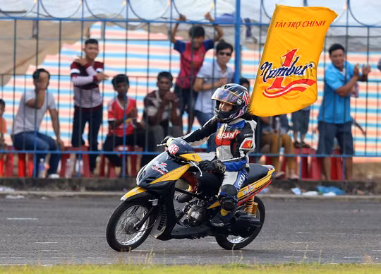 Về nhất ở nội dung đua xe 110cc, tay đua Trần Thị Đoan Trang (21 tuổi) đến từ đội Number 1 - Bình Dương. Đoan Trang cũng là tay đua nổi bật nhất tróng số 4 tay đua nữ khi cô được học tập và rèn luyện bài bản, chuyên nghiệp nhất.