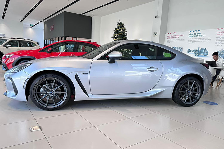 Sau thời gian 18 tháng có mặt tại thị trường, Subaru BRZ tại Việt Nam vẫn chưa thể tạo nên điểm sáng và thu hút đông đảo sự chú ý từ phía khách hàng. Ngay cả khi cuộc chơi xe thể thao dưới 2 tỷ đồng ở phân khúc xe chính hãng không có nhiều sự lựa chọn cho các khách hàng Việt, Subaru BRZ vẫn chưa tìm được chỗ đứng.