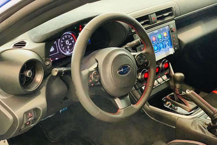 Về hiệu suất, Subaru BRZ thế hệ thứ hai được trang bị động cơ Boxer, có 4 xi-lanh và dung tích 2.4 lít. Động cơ này tạo ra công suất tối đa lên đến 231 mã lực tại vòng tua máy 7,000 vòng/phút, hơn tới 31 mã lực so với phiên bản cũ. Mô-men xoắn cực đại đạt 250 Nm, với sự bổ sung thêm 45 Nm tại vòng tua 3,700 vòng/phút.