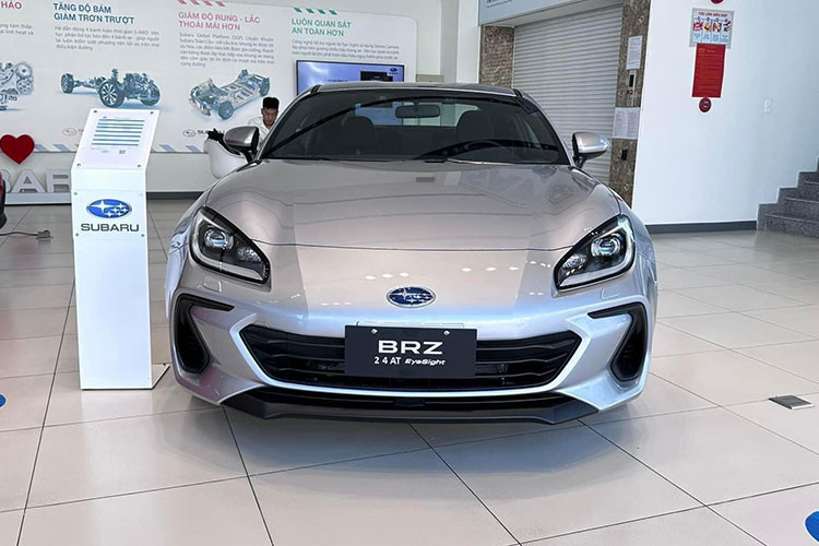 Với mức giá xe Subaru BRZ 2022 chỉ còn 1,67 tỷ đồng, khách hàng sẽ sở hữu phiên bản thế hệ thứ hai của mẫu xe thể thao "huyền thoại" BRZ với những cải tiến đáng kể trong thiết kế. 