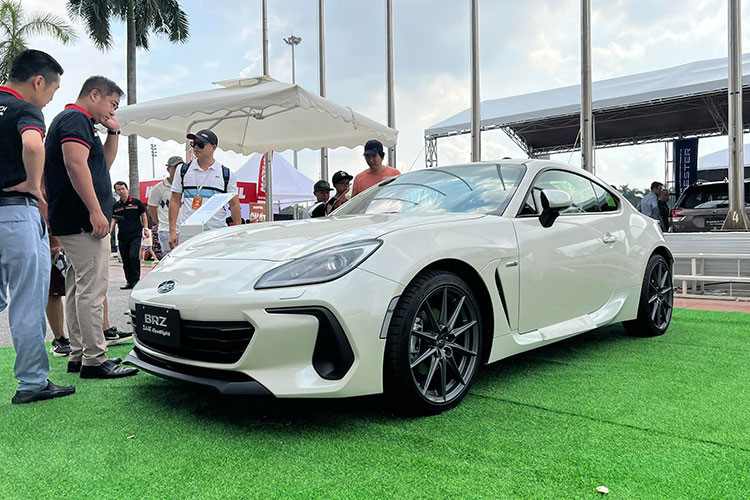 Subaru BRZ thế hệ mới cũng được trang bị gói công nghệ EyeSight, bao gồm nhiều tính năng an toàn như cảnh báo về phương tiện phía trước, cảnh báo đổi làn đường, cảnh báo chuyển làn, kiểm soát bướm ga phòng tránh va chạm PTM, kiểm soát hành trình thích ứng ACC và hệ thống phanh tự động tránh va chạm PCB.