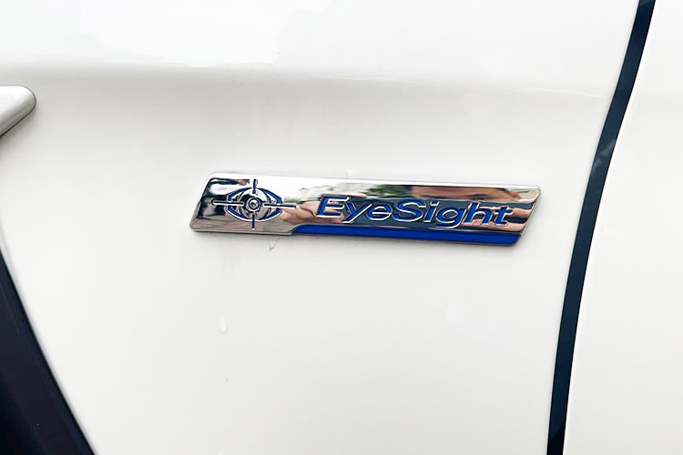 Kích thước Subaru BRZ thế hệ mới với 4.265 mm dài, 1.775 mm rộng và 1.310 mm cao, khoảng sáng gầm 130 mm. Trọng lượng xe cũng thấp hơn do việc sử dụng nhiều vật liệu nhôm. Phía sau, đèn hậu được thiết kế mới và ống xả đơn được đặt ở vị trí đối xứng.