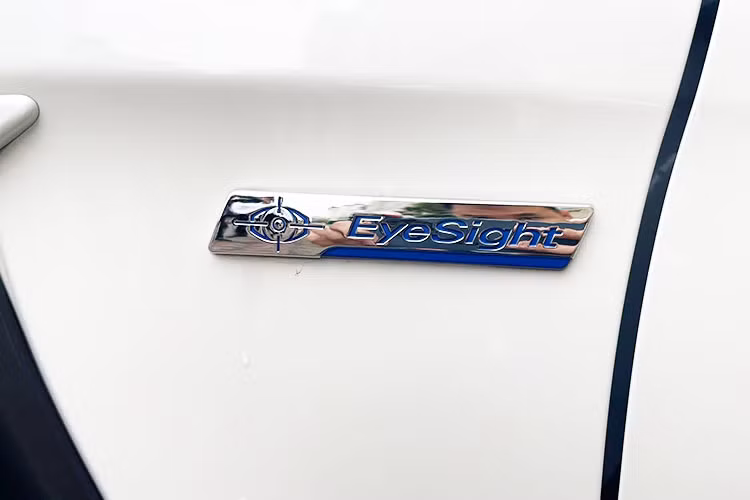 Kích thước Subaru BRZ thế hệ mới với 4.265 mm dài, 1.775 mm rộng và 1.310 mm cao, khoảng sáng gầm 130 mm. Trọng lượng xe cũng thấp hơn do việc sử dụng nhiều vật liệu nhôm. Phía sau, đèn hậu được thiết kế mới và ống xả đơn được đặt ở vị trí đối xứng.