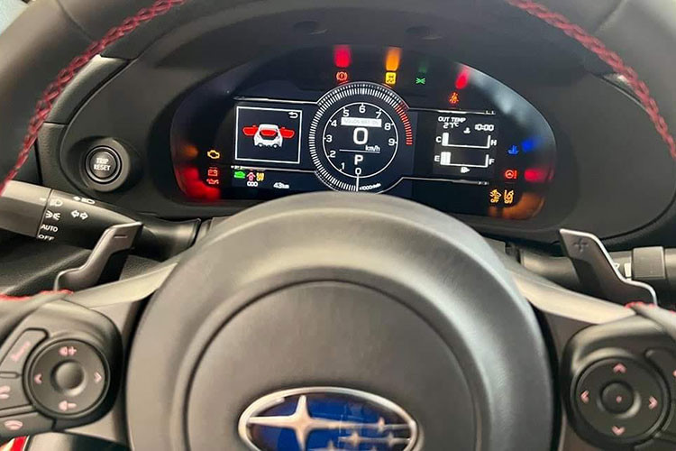 Trên vô-lăng bọc da, màn hình TFT 7 inch hiển thị thông tin về công suất, mô-men xoắn, lực G và thời gian đua, thể hiện tinh thần thể thao của xe. Phiên bản mới còn được trang bị màn hình giải trí 8 inch hỗ trợ Apple CarPlay và Android Auto, mang đến trải nghiệm kết nối hiện đại và tiện ích.