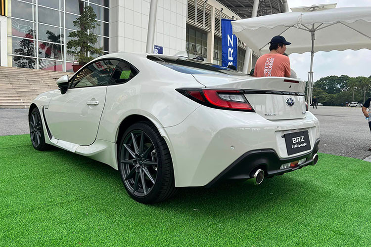 Hộp số tự động 6 cấp vẫn tiếp tục là sự lựa chọn cho Subaru BRZ, đi cùng hệ dẫn động cầu sau vẫn được duy trì. Nhờ vào cấu hình này, Subaru BRZ có khả năng tăng tốc từ 0 lên 100 km/h chỉ trong khoảng 6.9 giây.