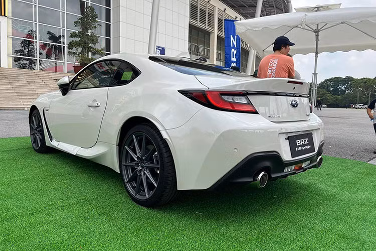 Hộp số tự động 6 cấp vẫn tiếp tục là sự lựa chọn cho Subaru BRZ, đi cùng hệ dẫn động cầu sau vẫn được duy trì. Nhờ vào cấu hình này, Subaru BRZ có khả năng tăng tốc từ 0 lên 100 km/h chỉ trong khoảng 6.9 giây.