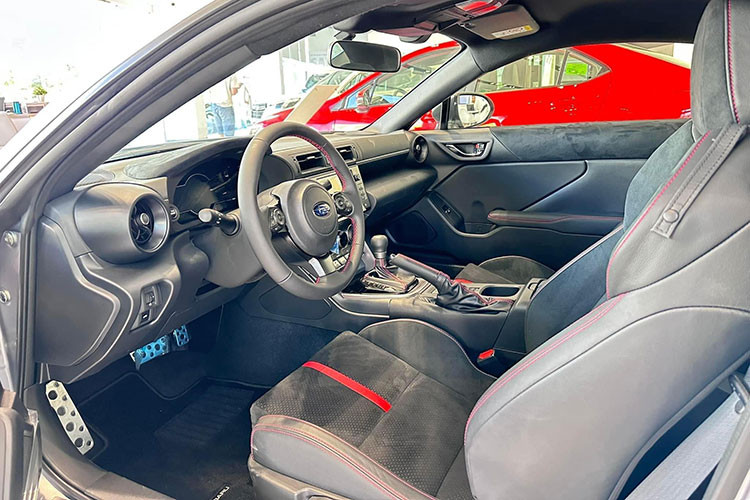 Bước vào khoang lái, thiết kế Coupe 2+2 vẫn được giữ nguyên, tuy nhiên hàng ghế sau dường như chỉ phù hợp cho trẻ em hơn là người lớn. Nội thất được bọc da vải Ultrasuede và các đường chỉ đỏ tạo điểm nhấn thể thao. Bố trí trong khoang lái cũng được tối ưu hóa để phù hợp với việc sử dụng hàng ngày.