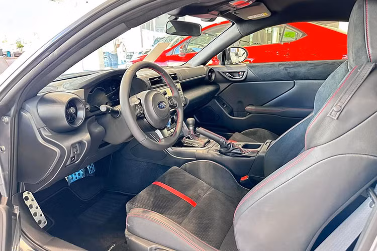 Bước vào khoang lái, thiết kế Coupe 2+2 vẫn được giữ nguyên, tuy nhiên hàng ghế sau dường như chỉ phù hợp cho trẻ em hơn là người lớn. Nội thất được bọc da vải Ultrasuede và các đường chỉ đỏ tạo điểm nhấn thể thao. Bố trí trong khoang lái cũng được tối ưu hóa để phù hợp với việc sử dụng hàng ngày.