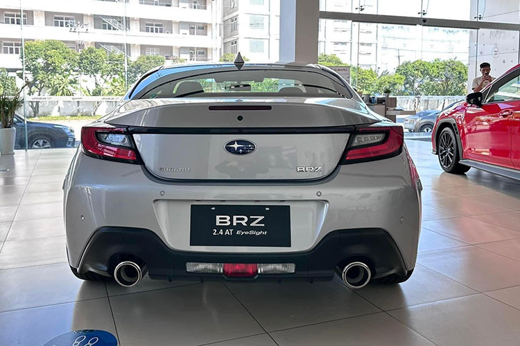 Mặt trước xe được trang bị cản mới và lưới tản nhiệt đơn giản hơn, cùng với việc thu hẹp hốc gió và loại bỏ đèn sương mù. Đèn pha LED mở rộng và cong hơn, cùng với bộ mâm thể thao 5 chấu kép kích thước 18 inch màu đen bí ẩn bên hông, khe thoát gió ở gần bánh trước giúp tối ưu tính khí động học, gương xe tích hợp đèn báo rẽ...