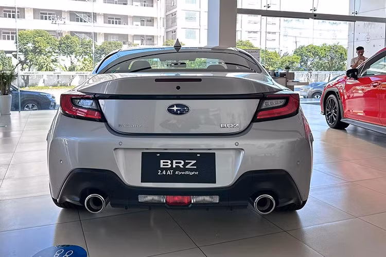 Mặt trước xe được trang bị cản mới và lưới tản nhiệt đơn giản hơn, cùng với việc thu hẹp hốc gió và loại bỏ đèn sương mù. Đèn pha LED mở rộng và cong hơn, cùng với bộ mâm thể thao 5 chấu kép kích thước 18 inch màu đen bí ẩn bên hông, khe thoát gió ở gần bánh trước giúp tối ưu tính khí động học, gương xe tích hợp đèn báo rẽ...