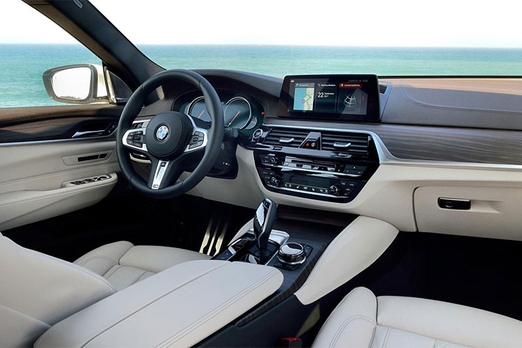 Ngoài việc trang bị cốp chứa đồ hào phóng, BMW 6-Series Gran Turismo 2018 còn là mẫu xe công nghệ cao với màn hình iDrive 10,25 inch dành cho hệ thống thông tin giải trí. Người lái có thể ra lệnh bằng giọng nói hoặc cử chỉ để tránh xao nhãng trong quá trình di chuyển.