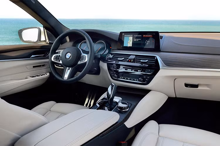 Ngoài việc trang bị cốp chứa đồ hào phóng, BMW 6-Series Gran Turismo 2018 còn là mẫu xe công nghệ cao với màn hình iDrive 10,25 inch dành cho hệ thống thông tin giải trí. Người lái có thể ra lệnh bằng giọng nói hoặc cử chỉ để tránh xao nhãng trong quá trình di chuyển.