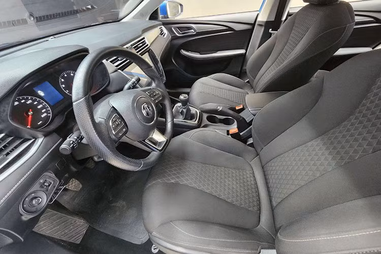 Hiện chưa có thông tin về trang bị của MG5 MT tại Việt Nam. Trong khi đó, ở thị trường nước ngoài, xe dùng động cơ xăng 4 xi-lanh, hút khí tự nhiên, dung tích 1.5L, sản sinh công suất tối đa 112 mã lực và mô-men xoắn cực đại 150 Nm. Động cơ này kết hợp với hộp số sàn 5 cấp và hệ dẫn động cầu trước.