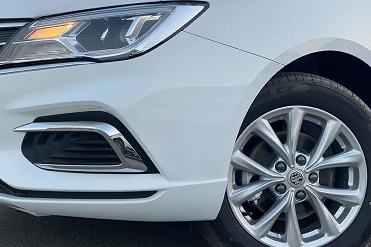 MG5 tại Việt Nam hiện đang bán ra với 2 tùy chọn phiên bản, gồm LUX và STD cùng giá niêm yết tương ứng lần lượt là 588 triệu đồng và 523 triệu đồng. Xe sử dụng động cơ 1.5L, sản sinh công suất 112 mã lực và mô-men xoắn 150Nm. Kết nối với đó là hộp số vô cấp CVT giả lập 8 cấp và 3 chế độ lái, gồm: Urban, Normal, Dynamic.