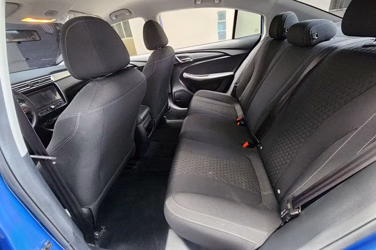 Với trang bị số sàn, thiết kế kém nổi bật và giá bán chỉ như xe hạng A, MG5 MT nhắm đến khách hàng mua xe chạy dịch vụ. Hiện mẫu xe này đã hoàn tất thủ tục đăng kiểm, chỉ chờ ngày ra mắt.