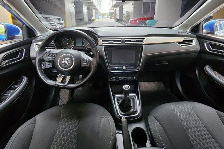 Bên trong xe, MG5 MT sở hữu vô lăng 3 chấu với thiết kế vát đáy thể thao, tích hợp phím chức năng, bảng đồng hồ analog kết hợp màn hình đa thông tin, màn hình cảm ứng trung tâm có kích thước khoảng 8 inch, nằm bên dưới cửa gió điều hòa và ghế bọc nỉ.