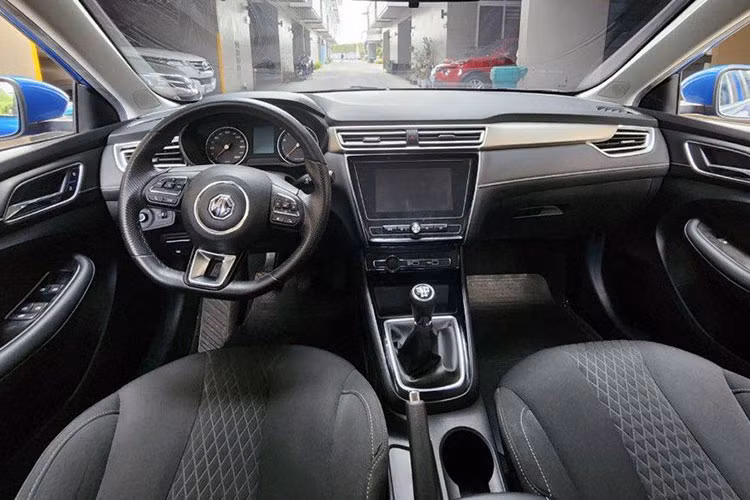 Bên trong xe, MG5 MT sở hữu vô lăng 3 chấu với thiết kế vát đáy thể thao, tích hợp phím chức năng, bảng đồng hồ analog kết hợp màn hình đa thông tin, màn hình cảm ứng trung tâm có kích thước khoảng 8 inch, nằm bên dưới cửa gió điều hòa và ghế bọc nỉ.