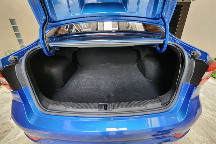 Trong đó, có 1 phiên bản dùng vành 5 chấu kép màu bạc đơn giản. Chiếc còn lại dùng vành hợp kim phối 2 màu thể thao hơn. MG5 MT được trang bị lưới tản nhiệt hình thang ngược với những nan nằm ngang và đèn pha Halogen. Trên cản trước còn có hốc đèn sương mù giả, trang trí bằng nẹp mạ crôm. Đằng sau xe là cụm đèn hậu nối với nhau bằng nẹp mạ crôm vắt ngang và cánh gió nhỏ tích hợp vào cửa cốp.