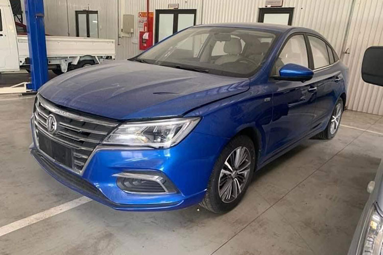 Trong tháng 9 này, nhiều khả năng thương hiệu MG của Trung Quốc sẽ ra mắt 3 mẫu xe mới ở Việt Nam, bao gồm HS, RX5 và MG5 số sàn (MT). Trong đó, rẻ nhất sẽ là MG5 MT 2023 mới với giá chỉ hơn 300 triệu đồng, theo hé lộ của một số nhân viên bán hàng tại đại lý.