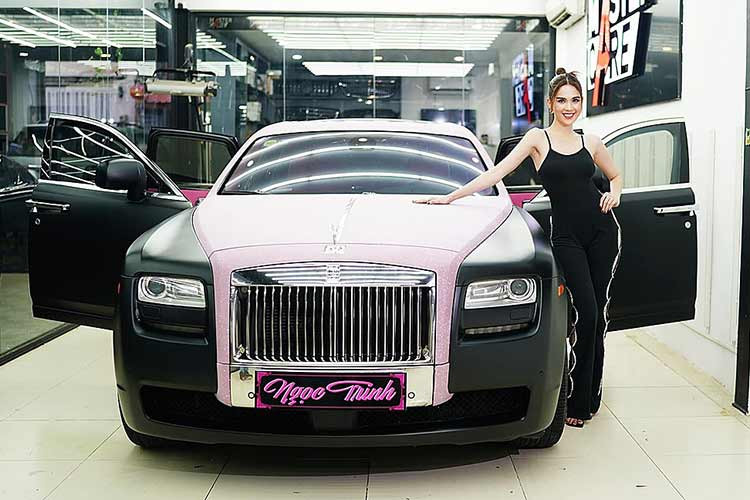 Mới đây, Công an TP.HCM đã bắt tạm giam Trần Thị Ngọc Trinh (34 tuổi, quê ở Trà Vinh) về tội "Gây rối trật tự công cộng". Trước khi “lấn sân” sang môtô phân khối lớn, “nữ hoàng nội y” cũng đã từng sở hữu nhiều dòng ôtô hạng sang. Một trong những mẫu xe gây ồn ào nhất đó là chiếc Rolls-Royce Ghost đời cũ, mức giá của chiếc xe này được đồn đoán gần 10 tỷ đồng. 